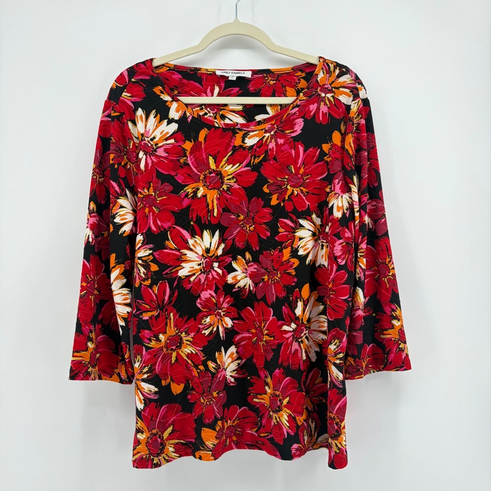 Emily Daniels Size XL Red Black Floral Scoop Neck 3/4 Sleeve Side Slit Knit Top